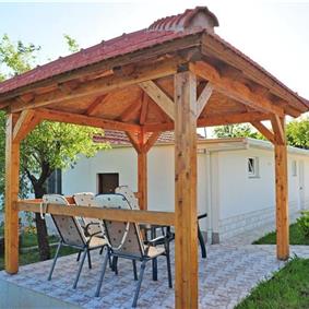 3 Bedroom Villa with Pool & Tennis Court near Sinj, sleeps 8